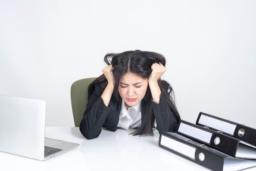 Hiệu suất công việc giảm do mệt mỏi, khi ngồi không đúng cách