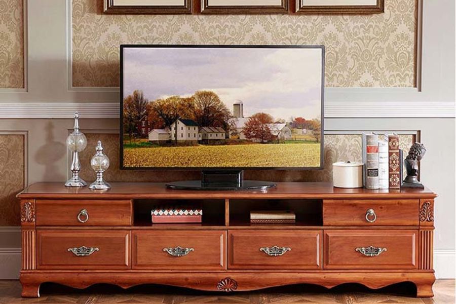 Kệ TV tone màu gỗ phù hợp với thiết kế cổ điển