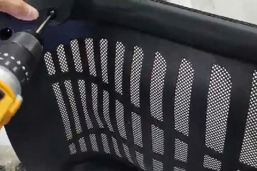 Cố định phần thân ghế xoay bằng ốc vít