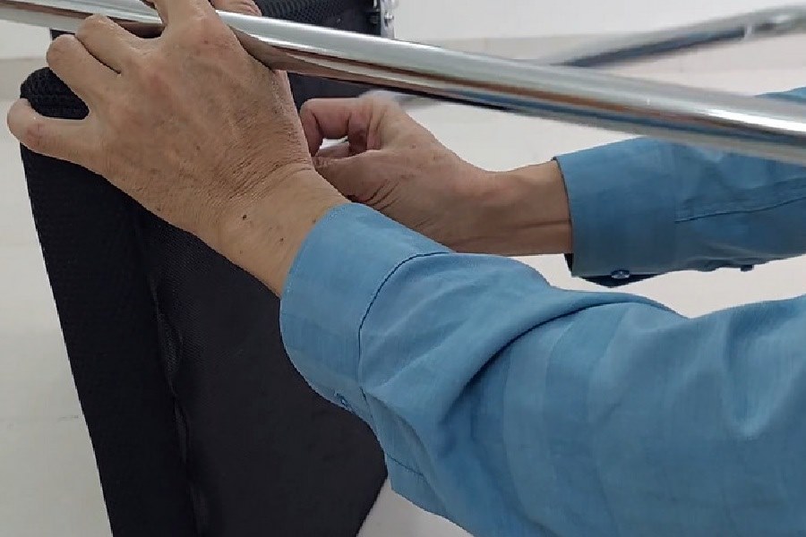 Dùng ốc vít để gắn đệm ghế với phần mặt ngồi