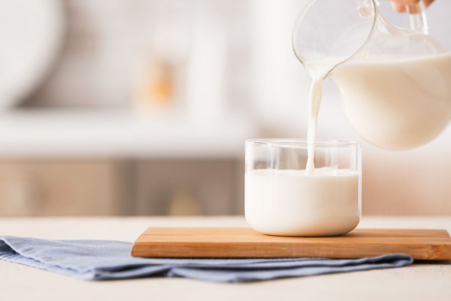 Một cốc sữa tươi không đường thơm ngon, giúp cơ thể hấp thụ ít calo
