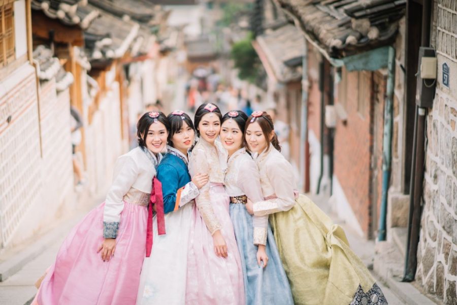 Người Hàn Quốc thường mặc trang phục truyền thống Hanbok vào Tết Đoan Ngọ