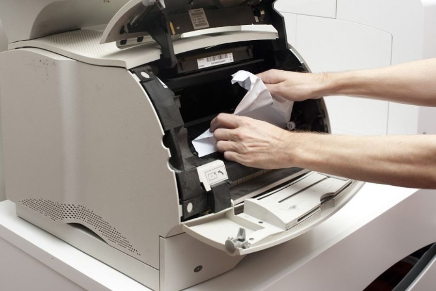 Kiểm tra và khắc phục tình trạng kẹt giấy khiến máy in không in được