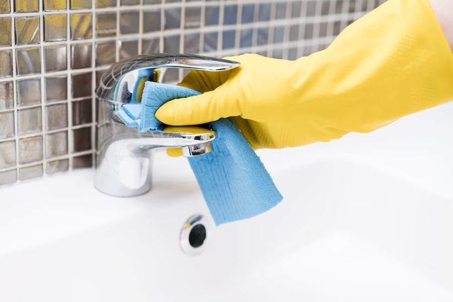 Nên vệ sinh đầu vòi nước rửa bát thường xuyên để đảm bảo sức khỏe cho gia đình