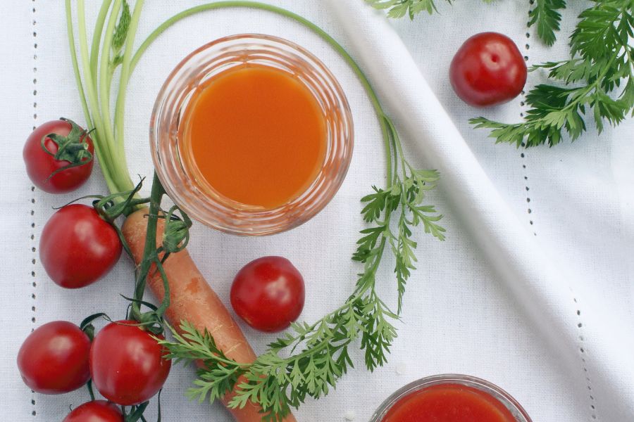 Không thể chối từ hương vị tươi mát của món nước ép kết hợp cà rốt và cà chua