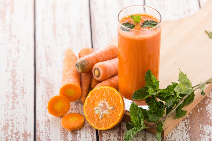 Nước ép cà rốt kết hợp cùng cam tươi tạo nên hương vị hấp dẫn