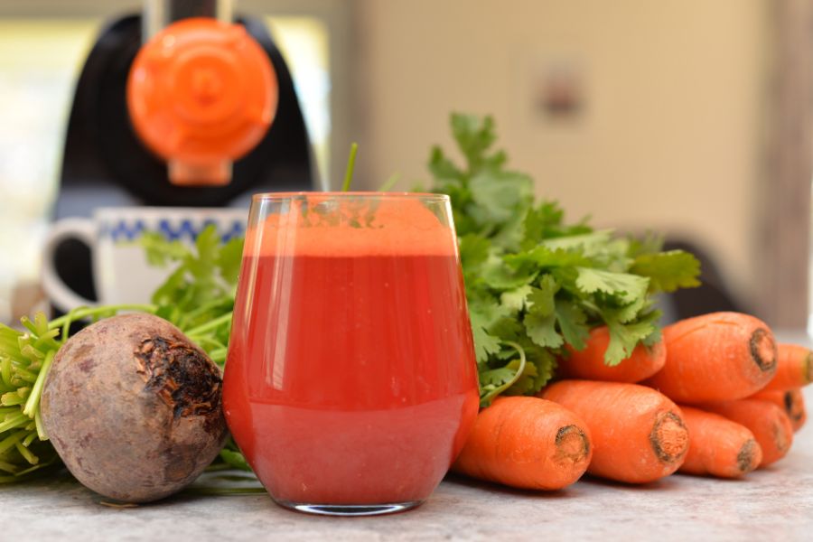 Chế biến ly nước ép cà rốt, củ dền thanh lọc cơ thể nhanh chóng tại nhà