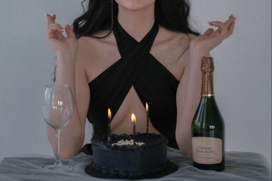 Mẫu trang trí sinh nhật với bánh kem và rượu vang