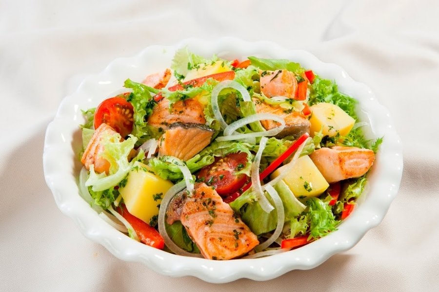 Món salad bơ cá hồi quen thuộc, thích hợp cho bữa sáng healthy