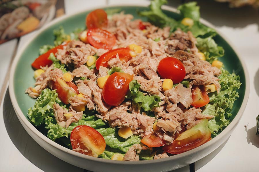Salad cá ngừ cũng là món ăn bạn không thể bỏ qua khi lên thực đơn low carb