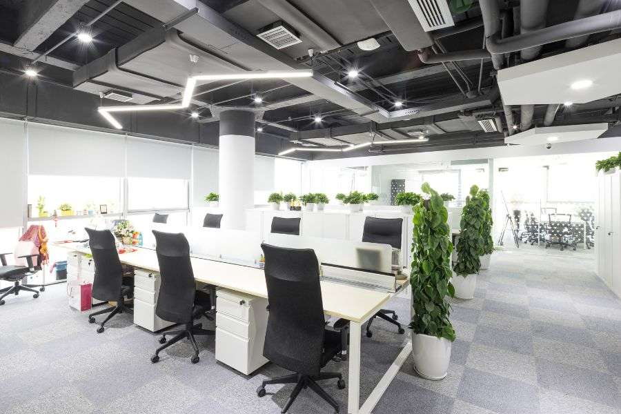 Thiết kế văn phòng 40m2 hiện đại với kết hợp màu sáng và tối