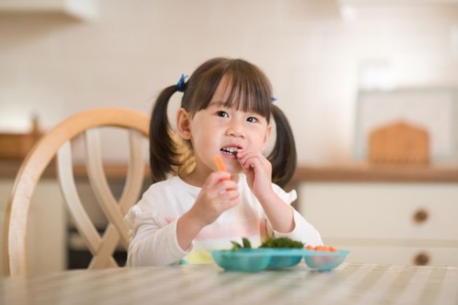 Cung cấp đầy đủ các nhóm chất dinh dưỡng thiết yếu để bé 5 tuổi phát triển toàn diện