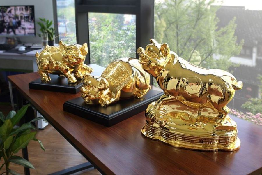 Mẫu tượng linh vật mạ vàng dành cho tuổi Hợi đặt trên bàn làm việc