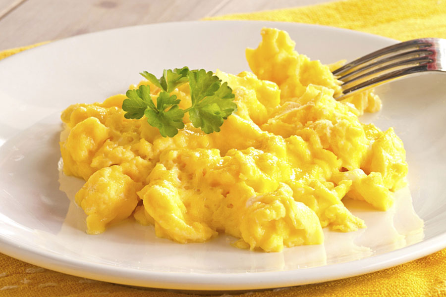 Món trứng trộn rất dễ làm, dễ ăn, mềm và béo hơn so với cách chiên trứng thông thường