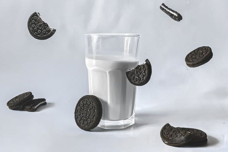 Bạn có thể chấm bánh oreo với sữa tươi để tặng vị ngon nhé