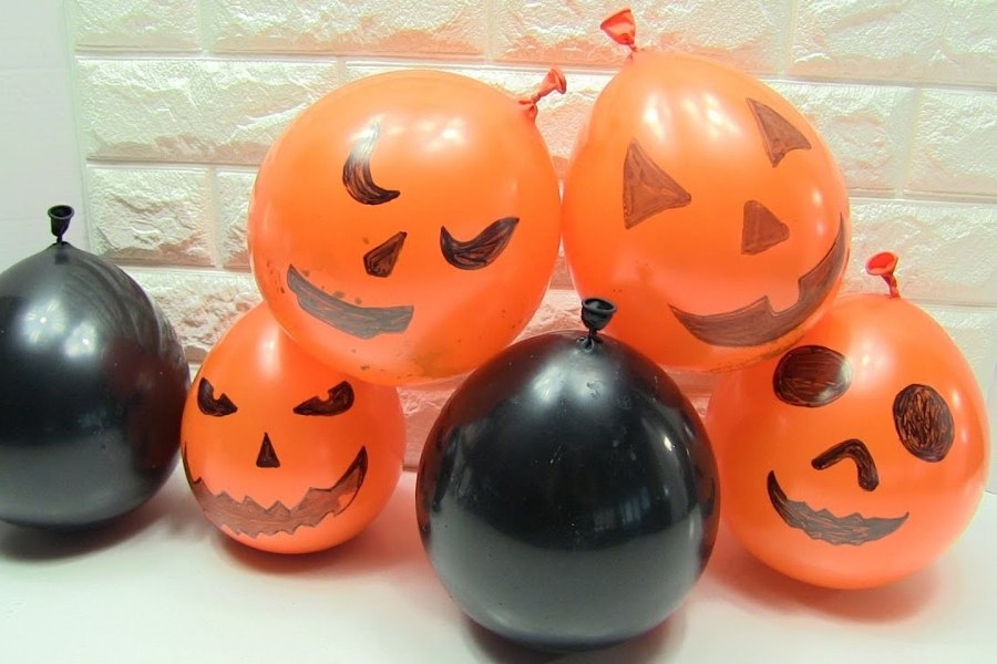 Trang trí Halloween với bong bóng màu cam.