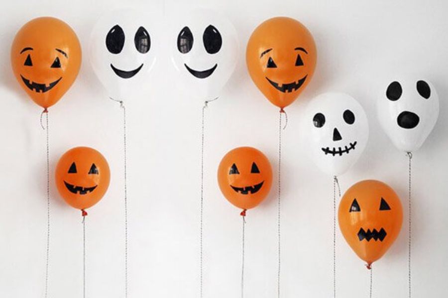 Trang trí Halloween với bong bóng hình mặt cười màu trắng.