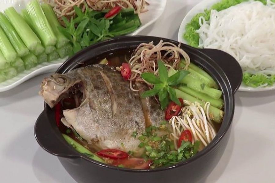 Canh chua cá nâu đậm đà hương vị Việt