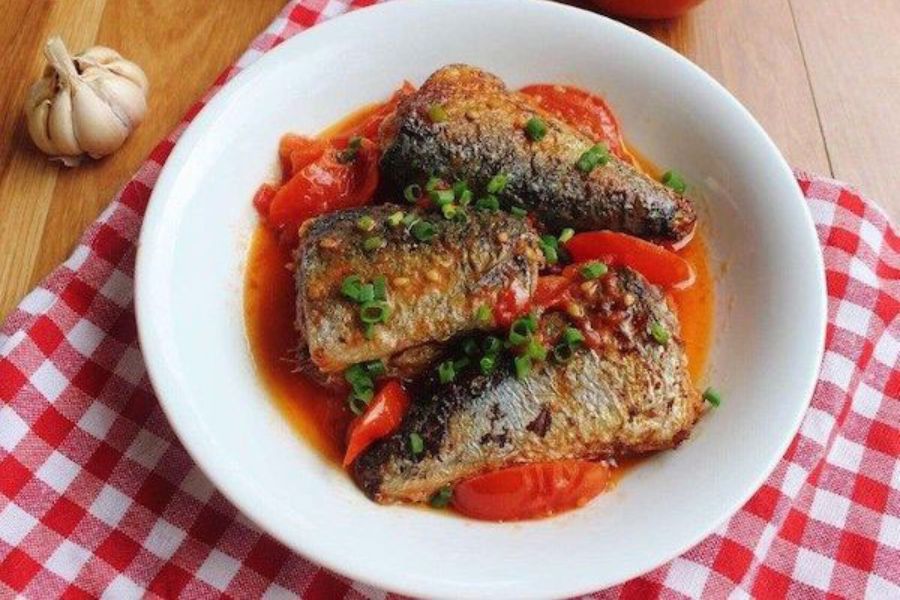 Vào bếp ngay với món cá nhồng kho cà chua thơm béo hấp dẫn