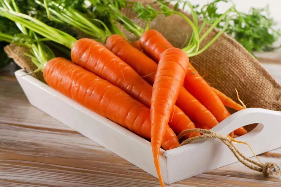 Vitamin C trong cà rốt giúp xây dựng hệ miễn dịch khỏe.
