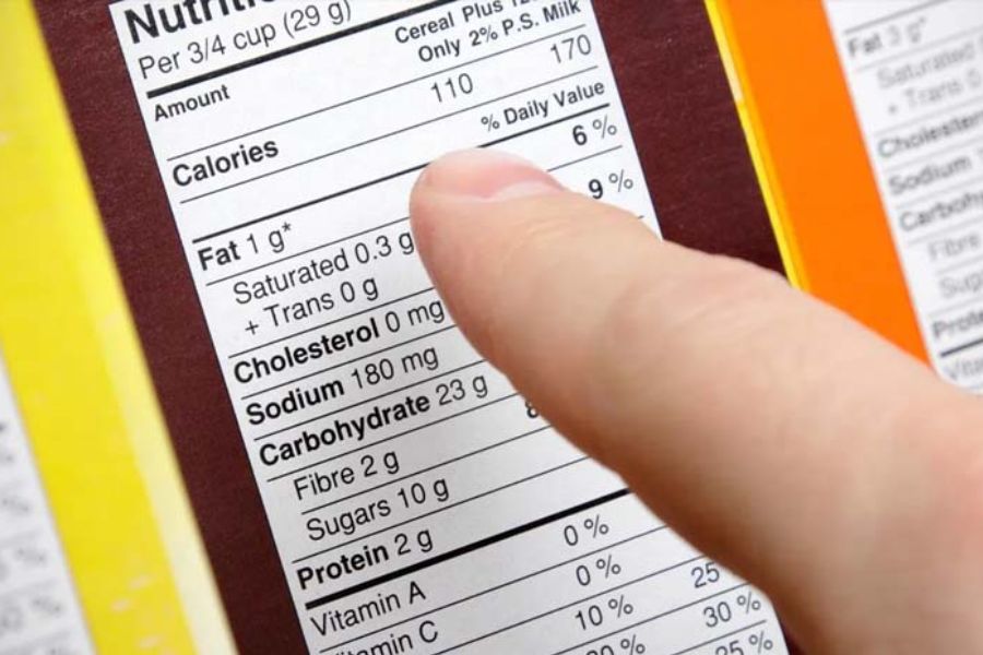 Trên nhãn dán ở ngoài bao bì sẽ có đủ thông tin về thành phần dinh dưỡng trong thực phẩm
