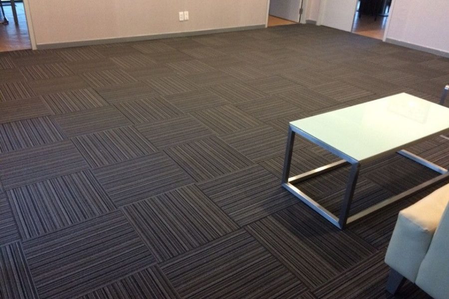Lót nền nhà bằng thảm làm mát chuyên dụng.