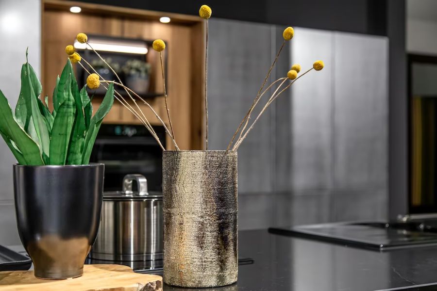 Decor tủ bếp với cây lưỡi hổ tạo điểm nhấn tự nhiên và tươi mát cho không gian nấu ăn.