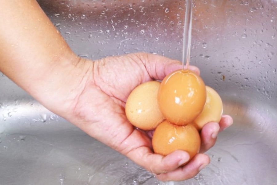 Làm sạch vỏ trứng gà trước khi chế biến