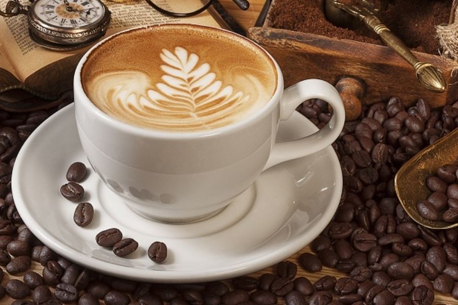 Caffeine trong cà phê sữa thúc đẩy quá trình trao đổi chất.