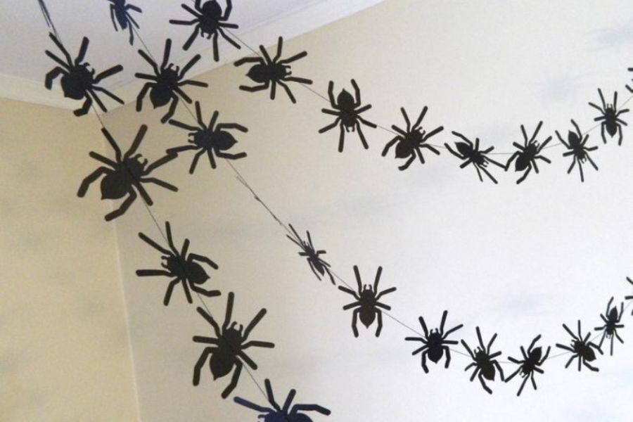 Dây nhện bằng giấy trang trí góc quán cafe.