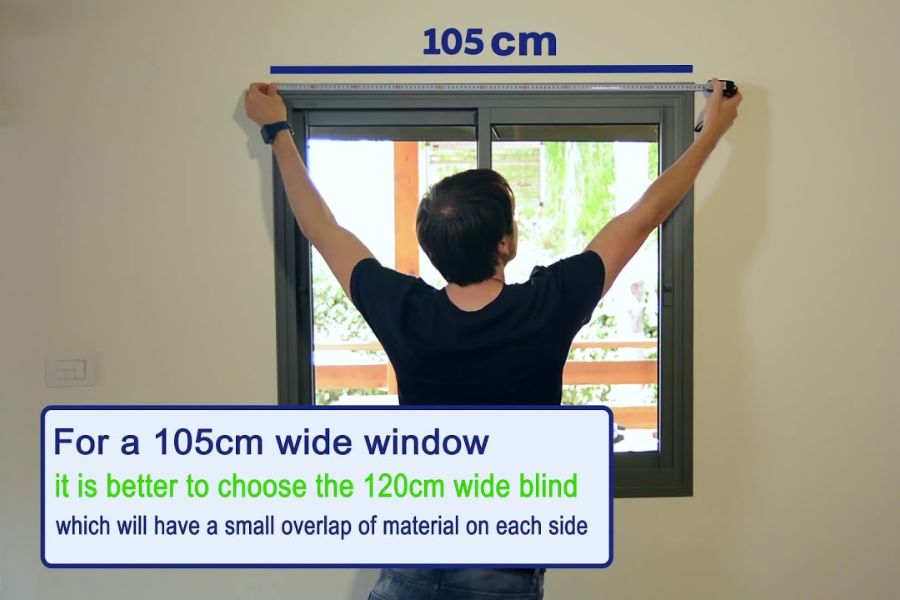 Đo kích thước khung cửa sổ trước khi cắt giấy.
