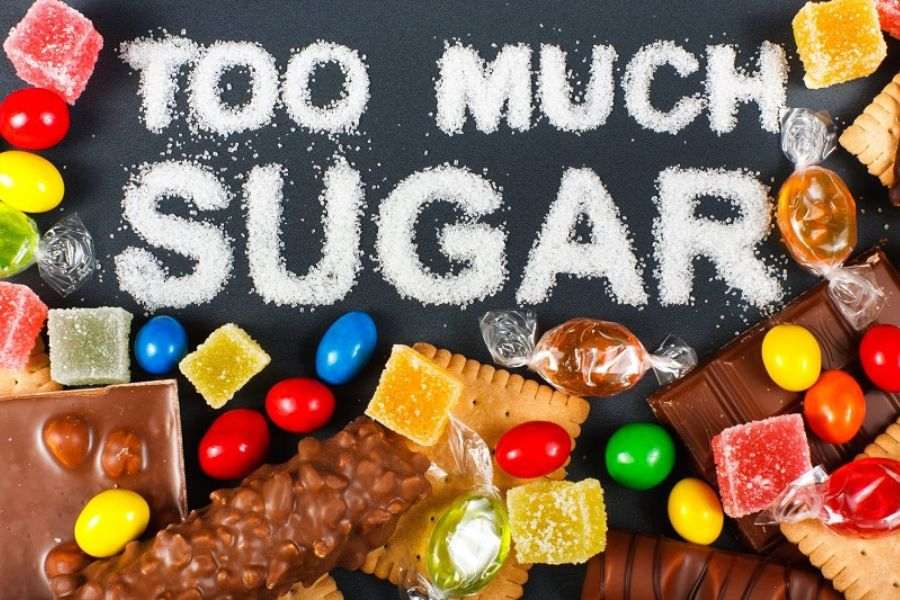 Cắt giảm lượng đường từ bánh kẹo ngọt.