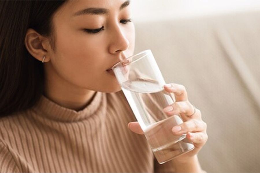 Tăng cường uống nước lọc để cơ thể thấy lo hơn.