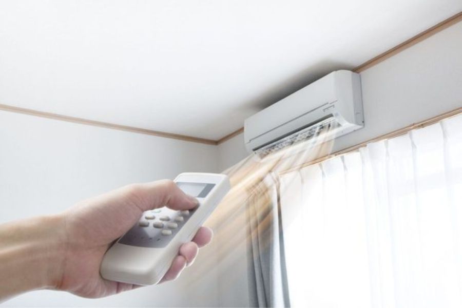 Sử dụng máy lạnh để làm mát không khí trong nhà lợp mái tôn.