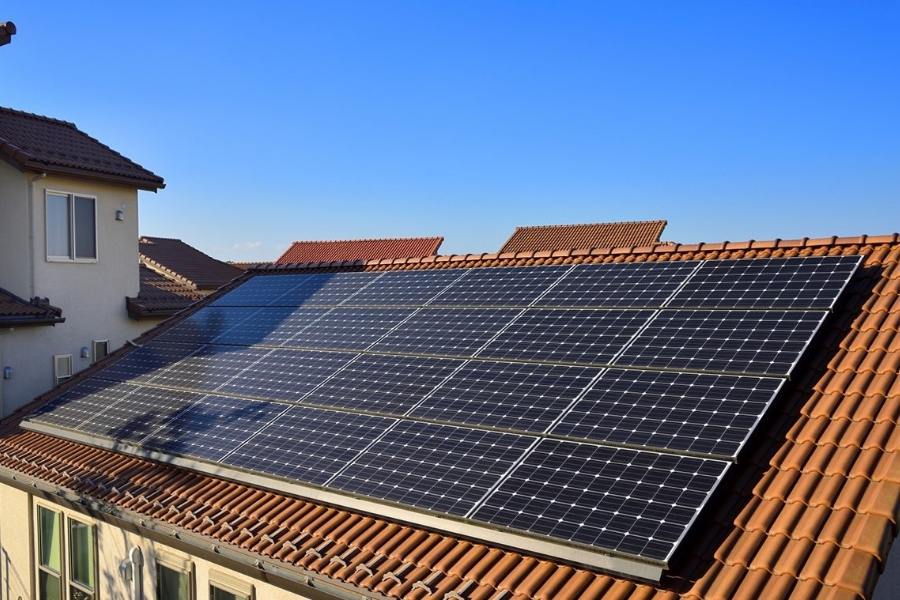 Lắp đặt hệ thống năng lượng mặt trời lên mái để giảm nóng bức.