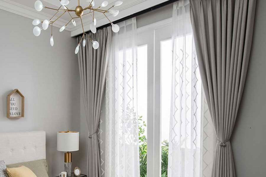 Rèm cửa sổ phòng ngủ bằng vải đơn giản, che ánh sáng cho bạn giấc ngủ ngon hơn.