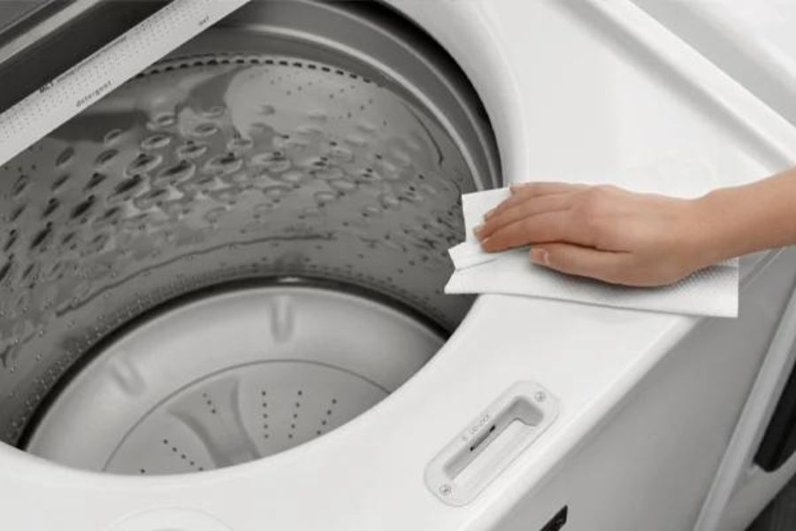 Dùng khăn mềm, sạch lau lại toàn bộ máy giặt để đảm bảo sạch nhất.