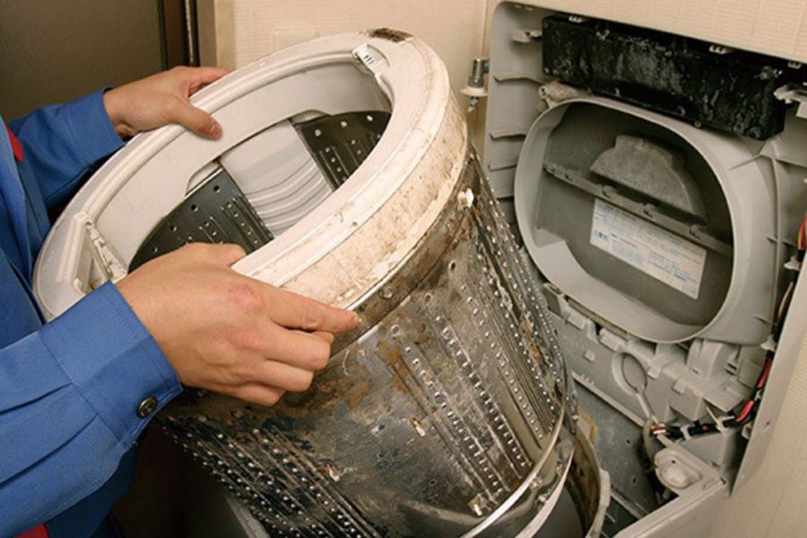 Máy giặt tích tụ bụi bẩn và mảng bám sau thời gian dài sử dụng