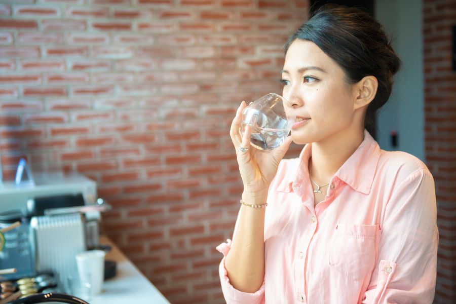 Lượng nước uống mỗi ngày phụ thuộc vào cân nặng, hoạt động thể chất của mỗi người.