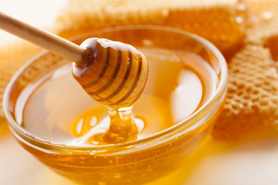 Trong 100g mật ong có chứa 304 calo cùng nhiều vitamin, khoáng chất tốt cho sức khỏe