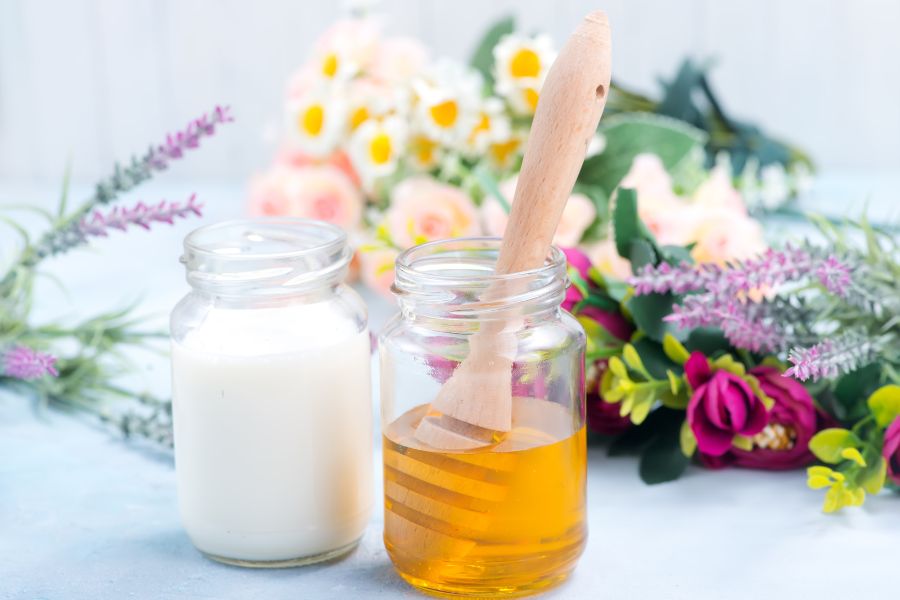 Uống mật ong giảm cân pha cùng sữa tách kem thơm ngon hấp dẫn