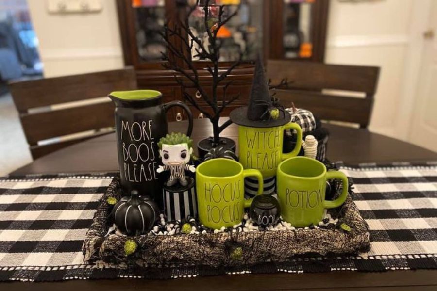 Trang trí bàn nước quán cà phê halloween với phụ kiện quỷ và mũ phù thủy.