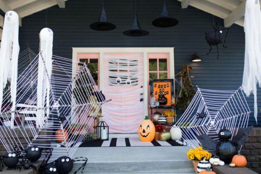 Trang trí cửa quán cà phê halloween với màng nhện bóng ma.
