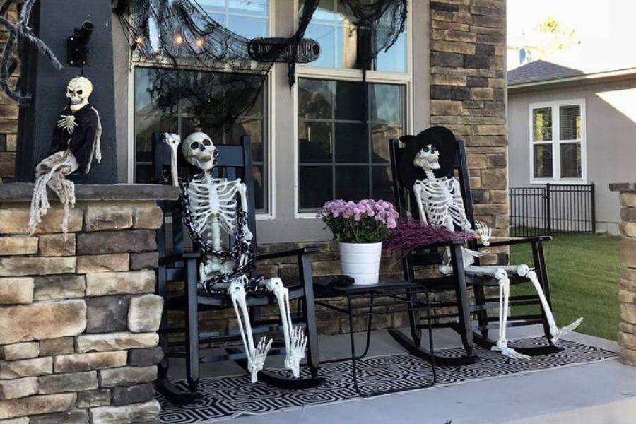 Gợi ý mẫu trang trí cửa quán cà phê halloween với mô hình bộ xương.