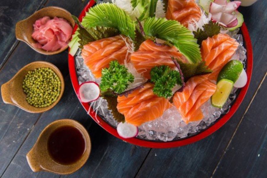 Sashimi cá hồi tươi béo, mang vị ngọt tự nhiên