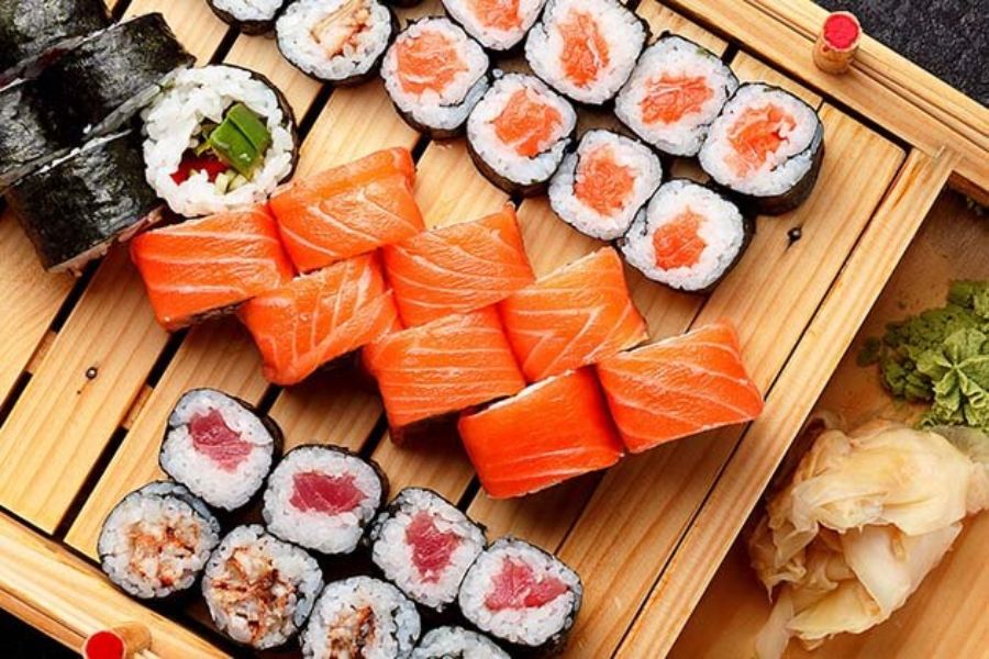 Sushi cá hồi bổ dưỡng và đẹp mắt