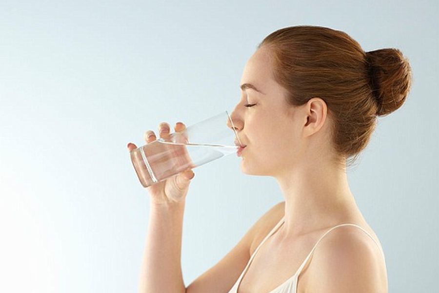 Uống đủ nước trong quá trình giảm cân.