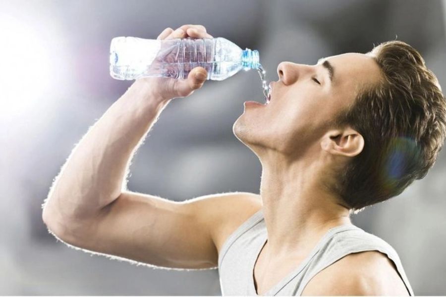 Uống đủ nước trước, trong và sau thời gian luyện tập cầu lông
