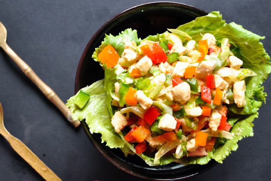 Salad gồm nhiều loại rau củ bổ sung chất xơ