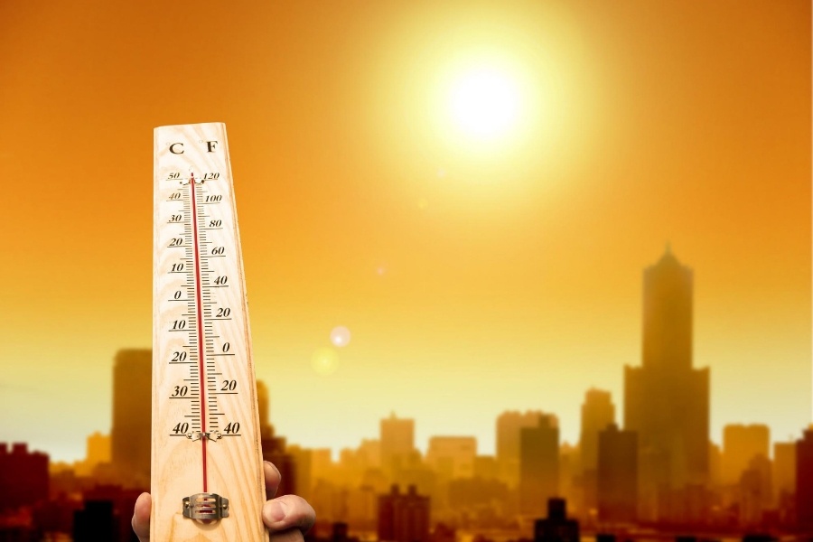 Nhiệt độ ngoài trời nắng nóng khiến điều hòa hạn chế khả năng làm lạnh